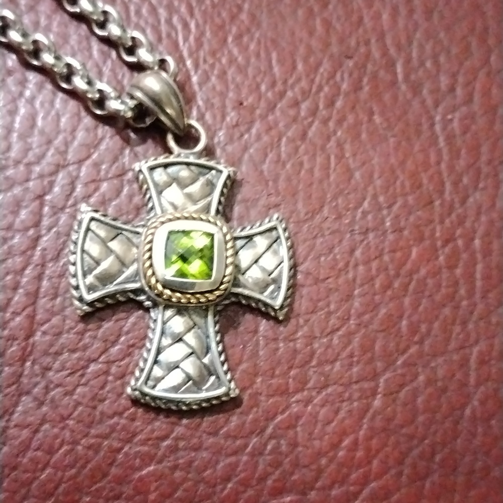 Sterling silver cross pend with perido center stone